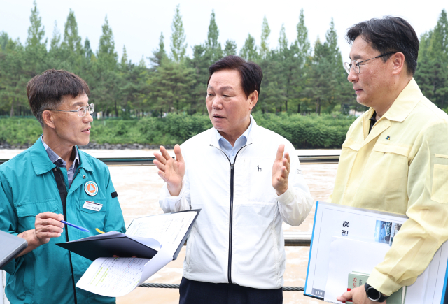 4일 오후 남강댐을 직접 찾은 박완수 도지사가 기상 상황에 따른 용수 관리‧사전 대응 및 댐 방류 등 도민의 안전과 직결되는 사항에 대해 직접 현장 점검하고 있다. 경남도 제공