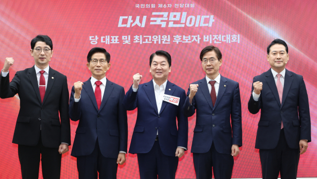 3일 서울 여의도 국민의힘 당사에서 열린 제6차 전당대회 후보자 비전대회에서 주진우(왼쪽부터)·김문수·안철수·조경태·장동혁 당 대표 후보들이 기념촬영 하고 있다. 연합뉴스