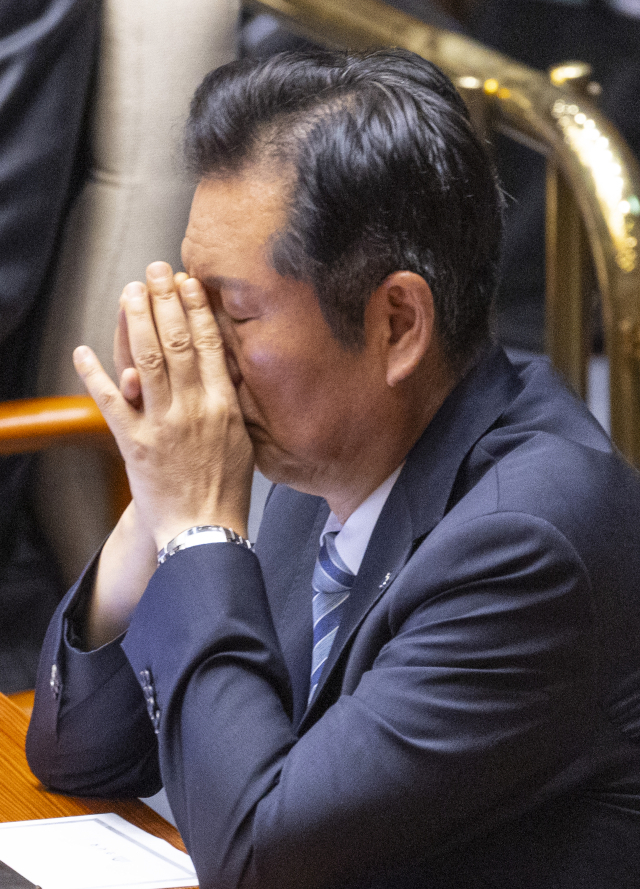 더불어민주당 정청래 대표가 4일 국회에서 열린 본회의에 참석해 회의 진행을 지켜보다 생각에 잠겨 있다. 연합뉴스