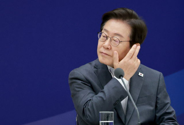 이재명 대통령이 1일 서울 용산 대통령실 청사에서 열린 전국 시도지사 간담회에서 대한민국시도지사협의회장인 유정복 인천광역시장의 발언을 들으며 생각에 잠겨 있다. 연합뉴스