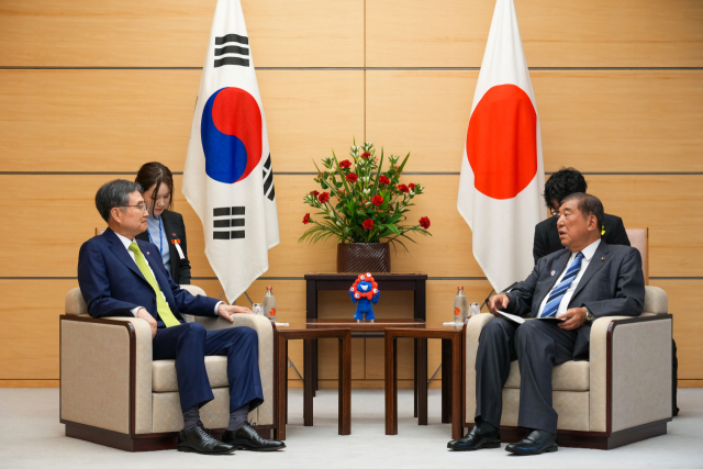 7월 30일 도쿄 총리관저에서 조현 외교부 장관(왼쪽)이 이시바 시게루 일본 총리를 예방해 면담하고 있다. 조 장관은 이번 방문에서 일본 측과 한일 협력 방안을 논의하고 경주에서 열릴 아시아태평양경제협력체(APEC) 정상회의 등에 관해서도 논의했다. 연합뉴스