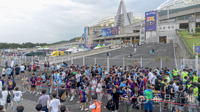 FC바로셀로나와 대구FC 친선경기가 열린 4일 대구스타디움이 경기를 관람하러 찾은 축구팬들로 인산인해를 이루고 있다. FC바르셀로나의 대구 방문은 이번이 처음으로 5만여명 이상의 축구팬들이 경기장을 찾았다. 안성완 기자 asw0727@imaeil.com