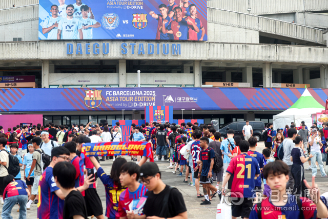 FC바로셀로나와 대구FC 친선경기가 열린 4일 대구스타디움을 찾은 축구팬들이 경기장에 내걸린 기념현수막을 배경으로 기념촬영을 하고 있다. FC바르셀로나의 대구 방문은 이번이 처음으로 5만여명 이상의 축구팬들이 경기장을 찾았다. 안성완 기자 asw0727@imaeil.com