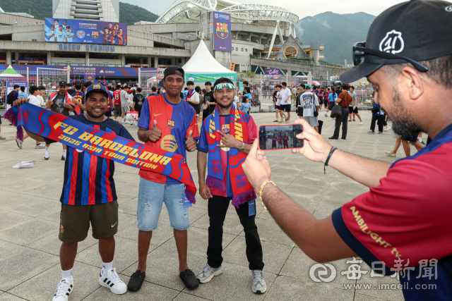 FC바로셀로나와 대구FC 친선경기가 열린 4일 대구스타디움을 찾은 축구팬들이 경기장에 내걸린 기념현수막을 배경으로 기념촬영을 하고 있다. FC바르셀로나의 대구 방문은 이번이 처음으로 5만여명 이상의 축구팬들이 경기장을 찾았다. 안성완 기자 asw0727@imaeil.com