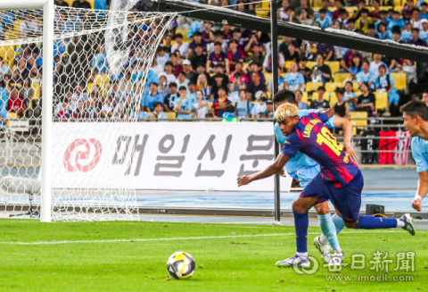 [포토뉴스] 대구서 드리블하는 라민 야말