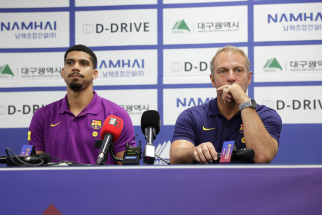 4일 대구FC와의 경기 직후 기자회견을 하고 있는 FC바르셀로나 로날드 아라우호 선수와 한지 플릭 감독(오른쪽). 올리브 크리에이티브 제공