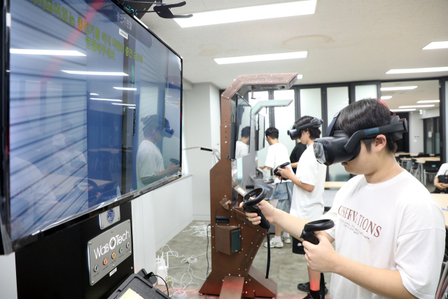 영남이공대를 방문한 고교생들이 VR실습을 통해 자동차의 원리에 대해 이해하고 있다. 영남이공대 제공