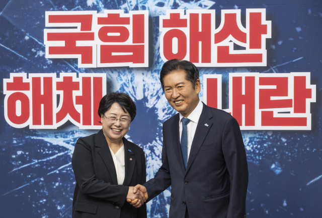 더불어민주당 정청래 대표와 조국혁신당 김선민 당 대표 권한대행이 5일 국회에서 만나 악수하고 있다. 연합뉴스
