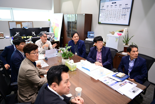배낙호 김천시장이 지난 4일, 기획재정부와 행정안전부를 연이어 방문해 주요 사업 추진의 타당성 및 시급성을 직접 설명하고, 2026년도 정부예산안에 적극 반영될 수 있도록 건의 했다. 김천시 제공