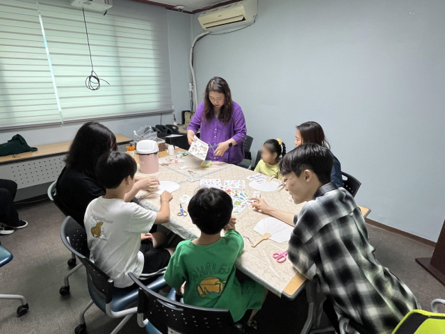 한국전력기술과 한국교통안전공단의 후원을 받은 한국법무보호복지공단 대학생위원들이 아동을 대상으로 학습 멘토링을 실시하고 있다. 한국법무보호복지공단 제공