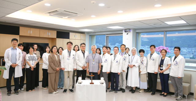 4일 대구가톨릭대병원 의료진과 임직원들이 정신건강의학과 리모델링 축복식을 마친 뒤 모여 기념촬영을 했다. 대구가톨릭대병원 제공.