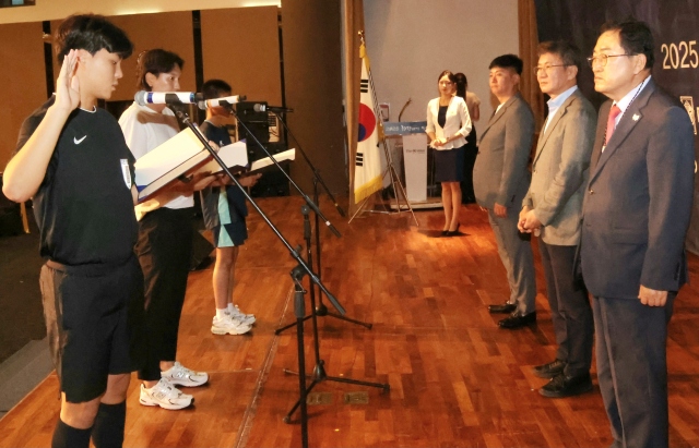 4일 경주 더케이호텔에서 열린 2025 화랑대기 전국 유소년 축구대회 개회식에서 유소년 선수 대표들이 정몽규 대한축구협회장과 주낙영 경주시장 등의 앞에서 선서를 하고 있다. 경주시 제공