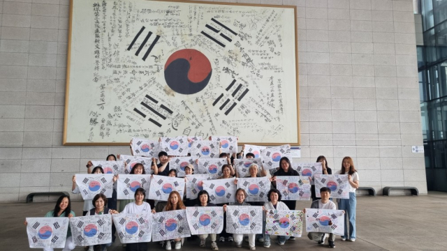 지난 6월 진행된 서명문 태극기 지도교사들의 천안독립기념관 탐방 연수 모습. 경남도교육청 제공