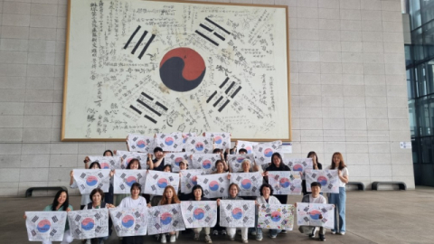 경남교육청, 17일까지 광복 80주년 '학생·교직원 서명문 태극기' 전시