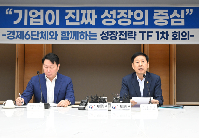 구윤철 부총리 겸 기획재정부 장관이 5일 서울 중구 대한상공회의소에서 경제6단체가 참석한 가운데 열린 성장전략 TF 1차회의에서 모두발언을 하고 있다. 2025.8.5. 기재부 제공