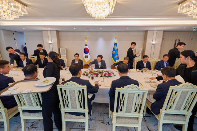 대통령실은 이재명 대통령이 1일 서울 용산 대통령실 청사에서 전국 시도지사 간담회에 참석한 광역자치단체장과 함께 오찬 자리를 갖는 모습을 2일 SNS에 공개했다. 연합뉴스