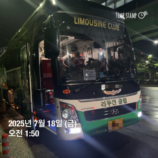 지난 7월 18일 오전 1시 50분, 지역의 한 전세버스 업체가 대구~인천공항을 이동하는 손님을 태우기 위해 정차한 모습. 독자 제공