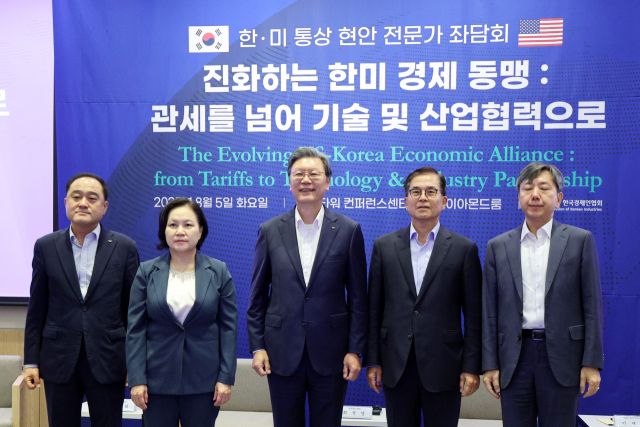 김창범 한국경제인협회 상근부회장(가운데)이 5일 서울 여의도 FKI타워 컨퍼런스센터에서 열린 
