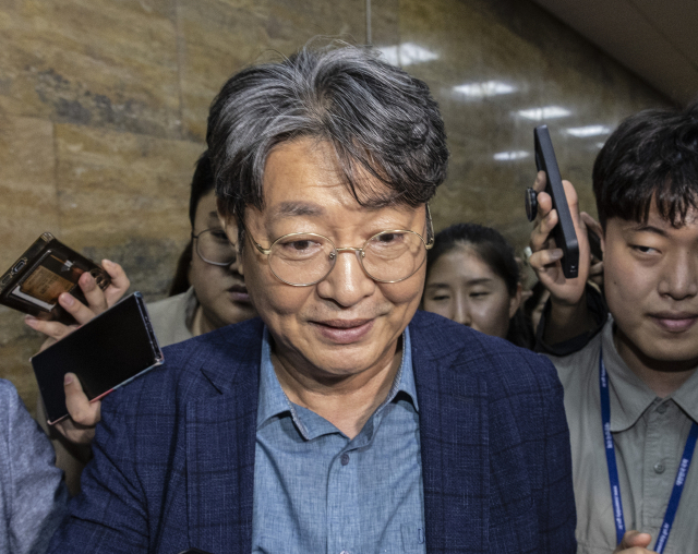 차명 주식거래 의혹이 제기된 더불어민주당 소속 이춘석 국회 법제사법위원장이 5일 국회에서 열린 본회의에 참석한 뒤 본회의장을 빠져나가다 취재진 질문을 받고 있다. 연합뉴스
