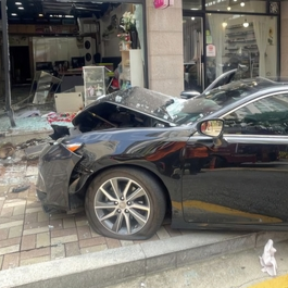 평택서 80대 몰던 車 상가 돌진…탑승자 2명 부상