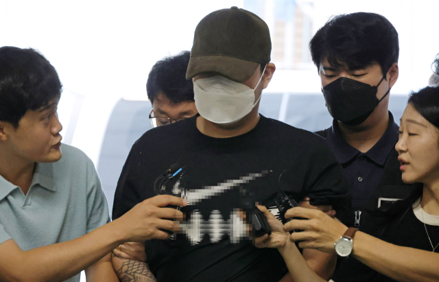 5일 오전 대전 교제살인 사건 피의자 A(20대)씨가 입원 중이던 병원에서 퇴원하면서 경찰에 체포돼 대전서부경찰서로 들어서고 있다. 연합뉴스