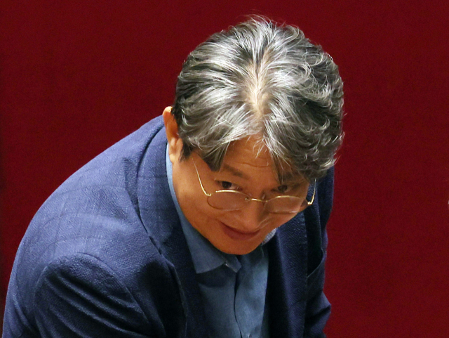 차명 주식거래 의혹을 받는 더불어민주당 이춘석 의원이 5일 국회 본회의에서 방송법 일부개정법률안 관련 필리버스터 종결 동의를 표결하는 투표를 한 뒤 밖으로 나서고 있다. 연합뉴스