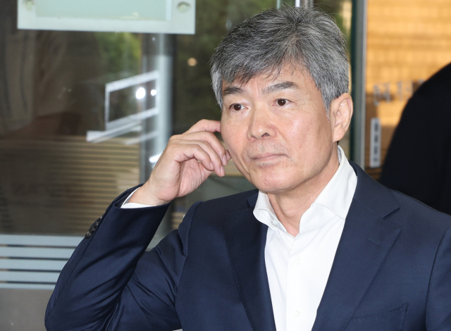 김건희 여사의 최측근으로 알려진 이종호 전 블랙펄인베스트 대표가 5일 영장실질심사를 받기 위해 서울중앙지법에 출석하고 있다. 이 전 대표는 도이치모터스 1차 주가조작 주포인 이정필씨로부터 25차례에 걸쳐 8천여만원을 받고 그가 형사재판에서 실형 대신 집행유예를 선고받을 수 있도록 힘써주겠다고 말한 혐의를 받고 있다. 연합뉴스