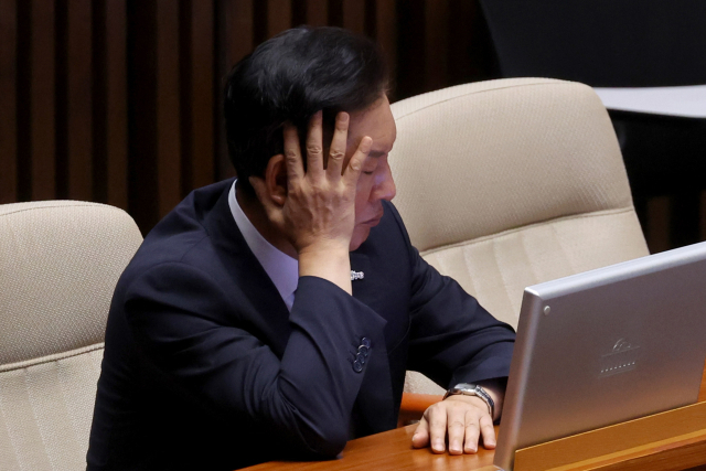 더불어민주당 정청래 신임 당대표가 이춘석 의원의 차명 주식거래 의혹이 불거진 5일 국회 본회의장에서 심각한 표정을 짓고 있다. 정 대표는 5일 법제사법위원장인 이 의원의 의혹과 관련해 당 윤리감찰단에 긴급 진상조사를 지시했다. 연합뉴스