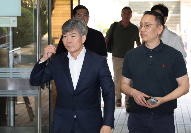 김건희 여사의 최측근으로 알려진 이종호 전 블랙펄인베스트 대표가 5일 영장실질심사를 받기 위해 서울중앙지법에 출석하고 있다. 이 전 대표는 도이치모터스 1차 주가조작 주포인 이정필씨로부터 25차례에 걸쳐 8천여만원을 받고 그가 형사재판에서 실형 대신 집행유예를 선고받을 수 있도록 힘써주겠다고 말한 혐의를 받고 있다. 연합뉴스