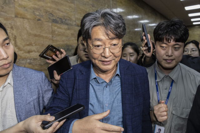 차명 주식거래 의혹이 제기된 국회 법제사법위원장 더불어민주당 이춘석 의원이 5일 국회에서 열린 본회의에 참석한 뒤 본회의장을 빠져나가다 취재진 질문을 받고 있다. 연합뉴스