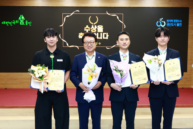 7월 민원처리 우수공무원으로 선정된 황준형, 손병복 군수, 김지후, 윤지훈 주무관(사진 외쪽부터). 울진군 제공