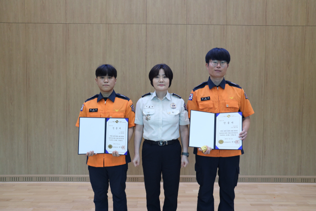 이정희 청송소방서장(가운데)은 5일 열린 8월 정례조회에서 심정지 환자의 생명을 구한 소방교 황정훈·황영광 대원(사진 왼쪽부터)에 대한 하트세이버 인증서를 수여했다. 이들의 인증서는 지난 7월 16일에 발행된 것으로 당시에는 두 대원 모두 계급이 소방사였고 지금은 1계급 승진한 상태다. 청송소방서 제공