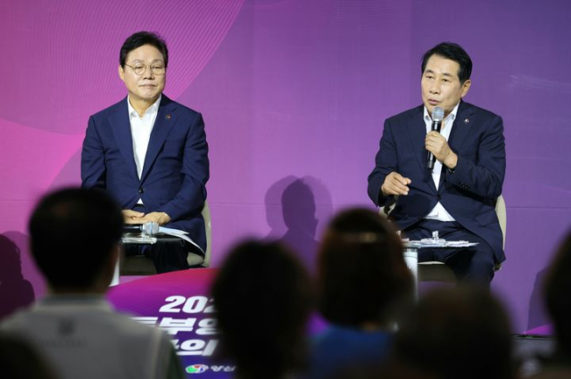(왼쪽부터) 박완수 경남도지사와 나동연 양산시장이 지난 5일 양산시 웅상문화체육센터에서 
