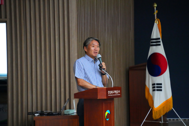 이재혁 경북개발공사 사장이 지난 4일 열린 중장기 경영전략 공유회에서 직접 임직원을 대상으로 앞으로의 공사의 발전상에 대해 이야기 하고 소통하고 있다. 경북개발공사 제공