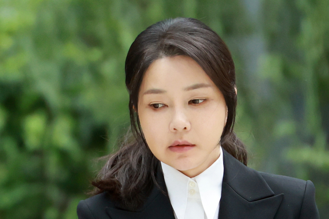 윤석열 전 대통령 배우자 김건희 여사가 6일 서울 종로구 KT광화문빌딩 웨스트에 마련된 민중기 특별검사팀 사무실에 피의자 신분으로 출석하고 있다. 전·현직 대통령 부인이 수사기관에 피의자로 공개 출석하는 것은 헌정사상 처음이다. 연합뉴스