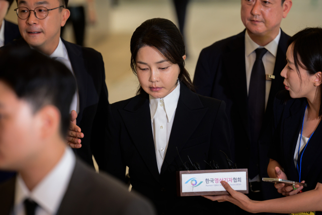 윤석열 전 대통령 부인 김건희 여사가 6일 서울 종로구 민중기 김건희 특별검사팀 사무실에 자본시장법 위반 등 혐의 피의자 신분으로 출석하고 있다. 연합뉴스