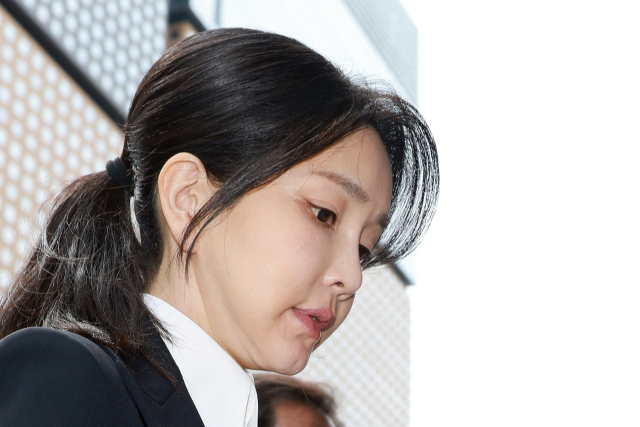 윤석열 전 대통령 배우자 김건희 여사가 6일 서울 종로구 KT광화문빌딩 웨스트에 마련된 민중기 특별검사팀 사무실에 피의자 신분으로 출석하고 있다. 전·현직 대통령 부인이 수사기관에 피의자로 공개 출석하는 것은 헌정사상 처음이다. 연합뉴스