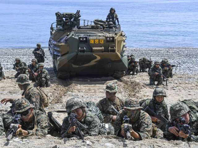 6일 한미 해병대 장병들이 KMEP 연합상륙훈련 간 해상돌격 후 하차전투를 하며 후속상륙을 위한 경계를 실시하고 있다. 해병대1사단 제공.