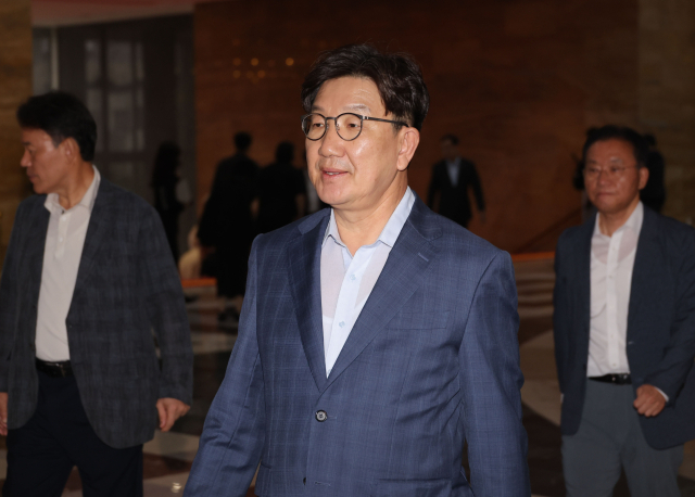국민의힘 권성동 의원이 4일 국회에서 열린 의원총회에 참석하고 있다. 연합뉴스