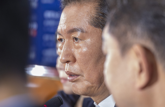 더불어민주당 정청래 대표가 6일 국회에서 열린 최고위원회의에서 차명 주식 거래 의혹으로 탈당한 이춘석 전 국회 법사위원장에 대한 제명 결정을 발표하고 있다. 연합뉴스