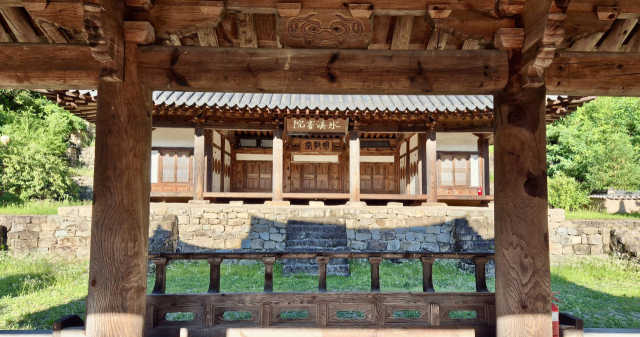 빙계계곡 입구에는 조선 중종 때의 경상도 관찰사를 지낸 김안국을 봉향한 빙계서원이 있다.