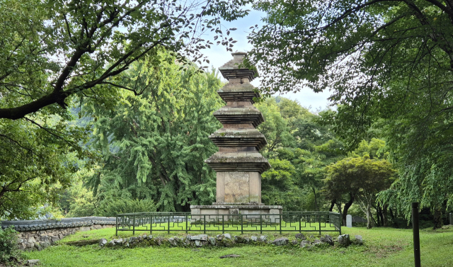 빙산사(氷山寺)가 있던 절터에 있던 빙상사지 오층석탑.