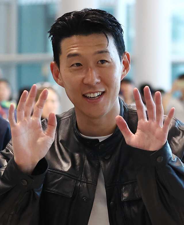 토트넘과의 결별 소식을 전한 손흥민이 5일 인천국제공항 출국장으로 향하고 있다. 연합뉴스