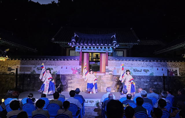 지난해 영주향교가 마련한 선비들의 가무악 공연 모습. 영주시 제공