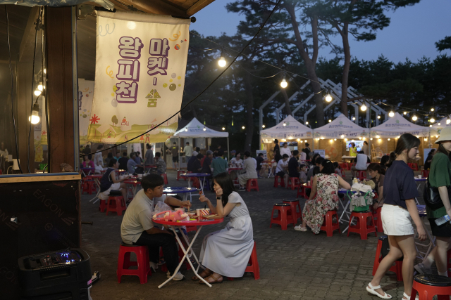 야 울진 프로그램의 먹거리 장터인 왕피천 마켓숨. 울진군 제공