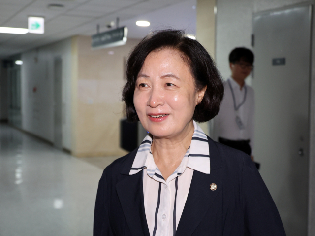 주식 차명거래 의혹에 휘말린 이춘석 의원의 사임으로 공석이 된 국회 법제사법위원회 위원장에 내정된 더불어민주당 추미애 의원이 6일 서울 여의도 국회 의원회관 내 자신의 의원실로 들어가고 있다. 연합뉴스