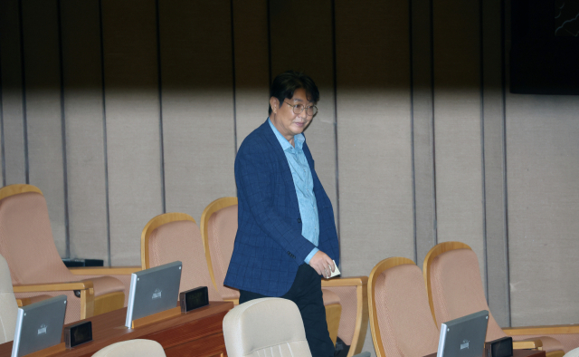 차명 주식거래 의혹을 받는 더불어민주당 이춘석 의원이 5일 국회 본회의에서 방송법 일부개정법률안 관련 필리버스터 종결 동의를 표결하는 투표를 하고 있다. 연합뉴스