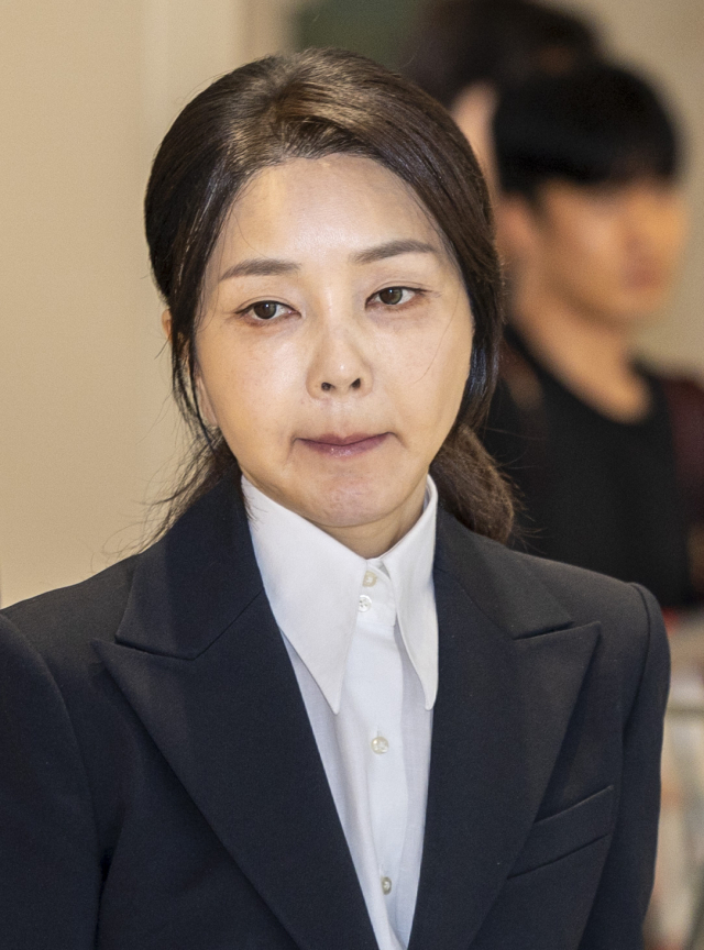 윤석열 전 대통령 배우자 김건희 여사가 6일 서울 종로구 KT광화문빌딩 웨스트에 마련된 민중기 특별검사팀 사무실에 피의자 신분으로 출석하고 있다. 연합뉴스