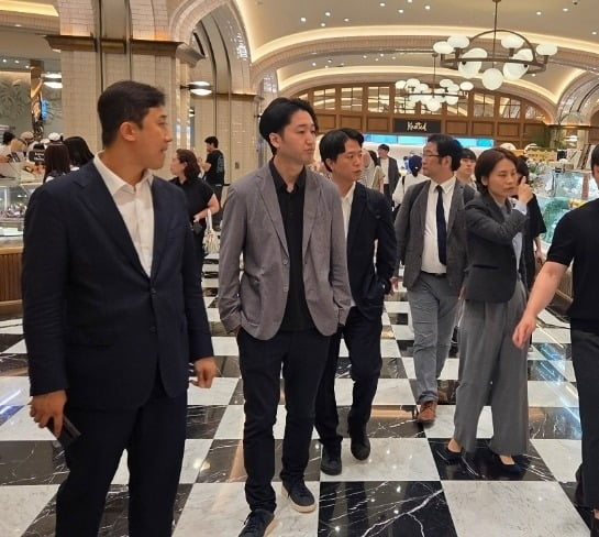 지난달 15일 신세계백화점 강남점을 둘러보고 있는 유지 오노데라 대표(가운데 회색 재킷). 에프지푸드