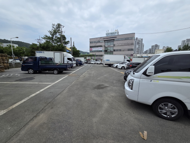 대구농수산물유통관리공사가 올해부터 부설 주차장 주차요금의 단계적으로 인상한다. 사진은 대구 북구 농수산물도매시장 부설 주차장. 정은빈 기자